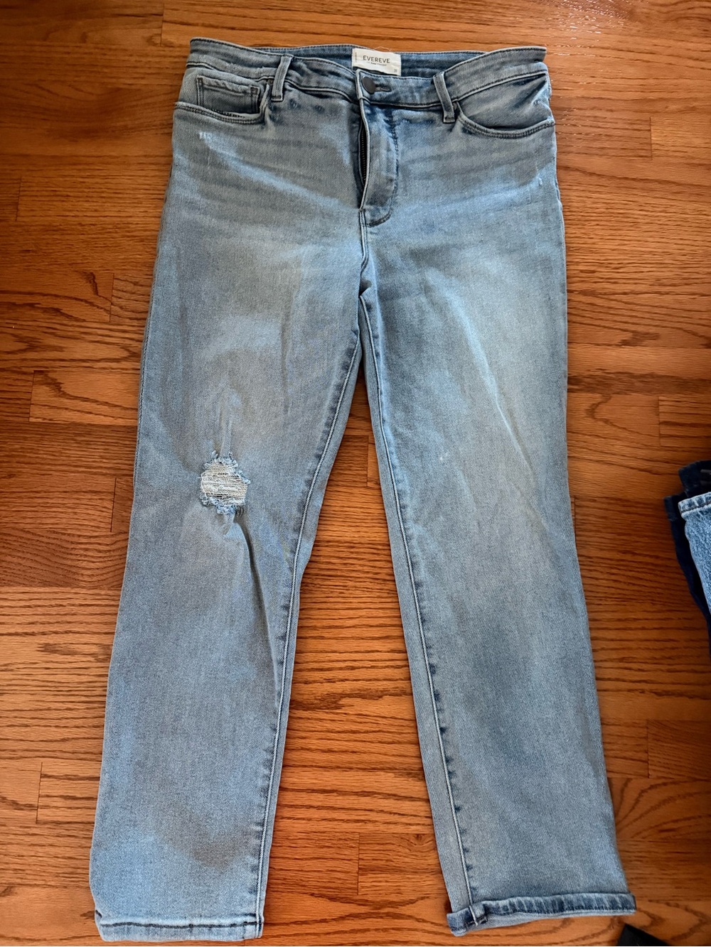 Evereve Women's Light Wash Straight Leg Jeans with Knee Distress